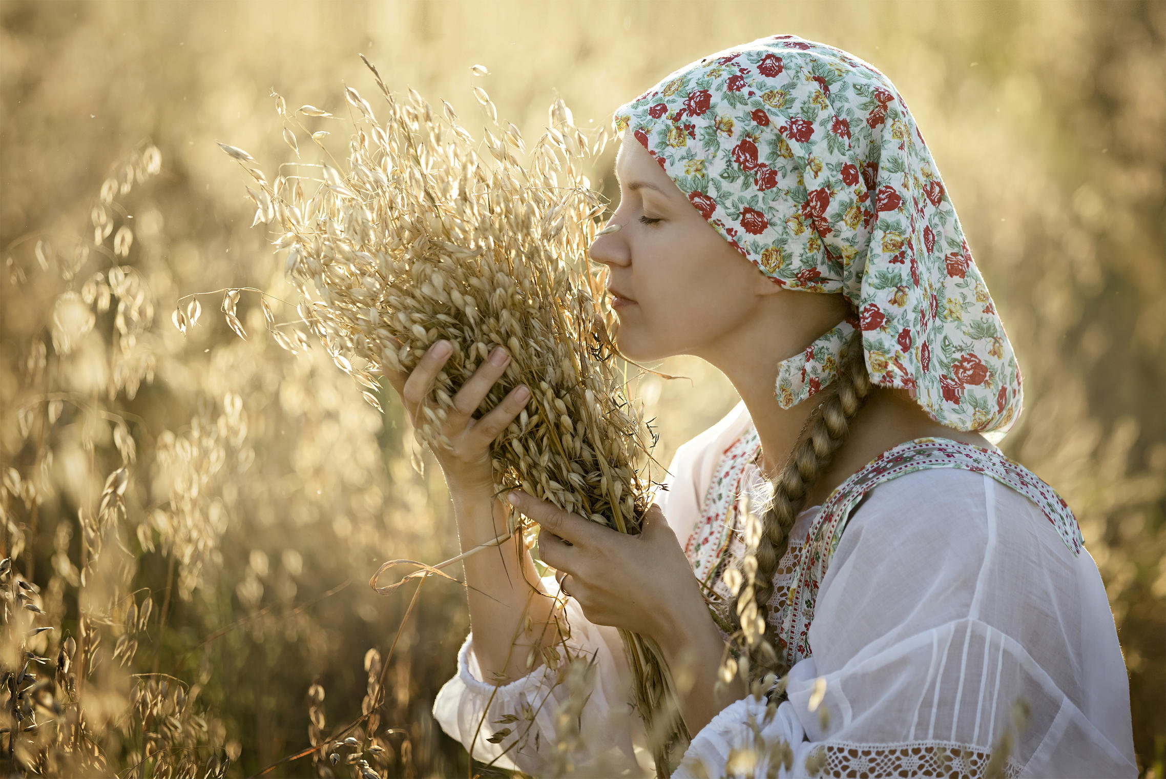 Photo Women in Slavic costumes in Urmia